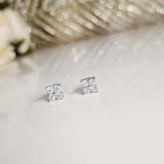 Photo de boucles d'oreilles en Moissanite de 3mm, incrustées en argent sterling S925, avec une brillance exceptionnelle et une finition élégante. Idéales pour des occasions spéciales comme les mariages ou anniversaires.