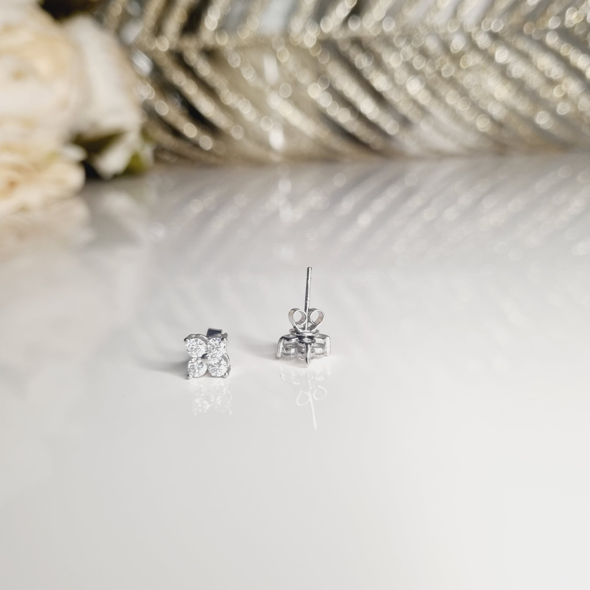 Photo de boucles d'oreilles en Moissanite de 3mm, incrustées en argent sterling S925, avec une brillance exceptionnelle et une finition élégante. Idéales pour des occasions spéciales comme les mariages ou anniversaires.