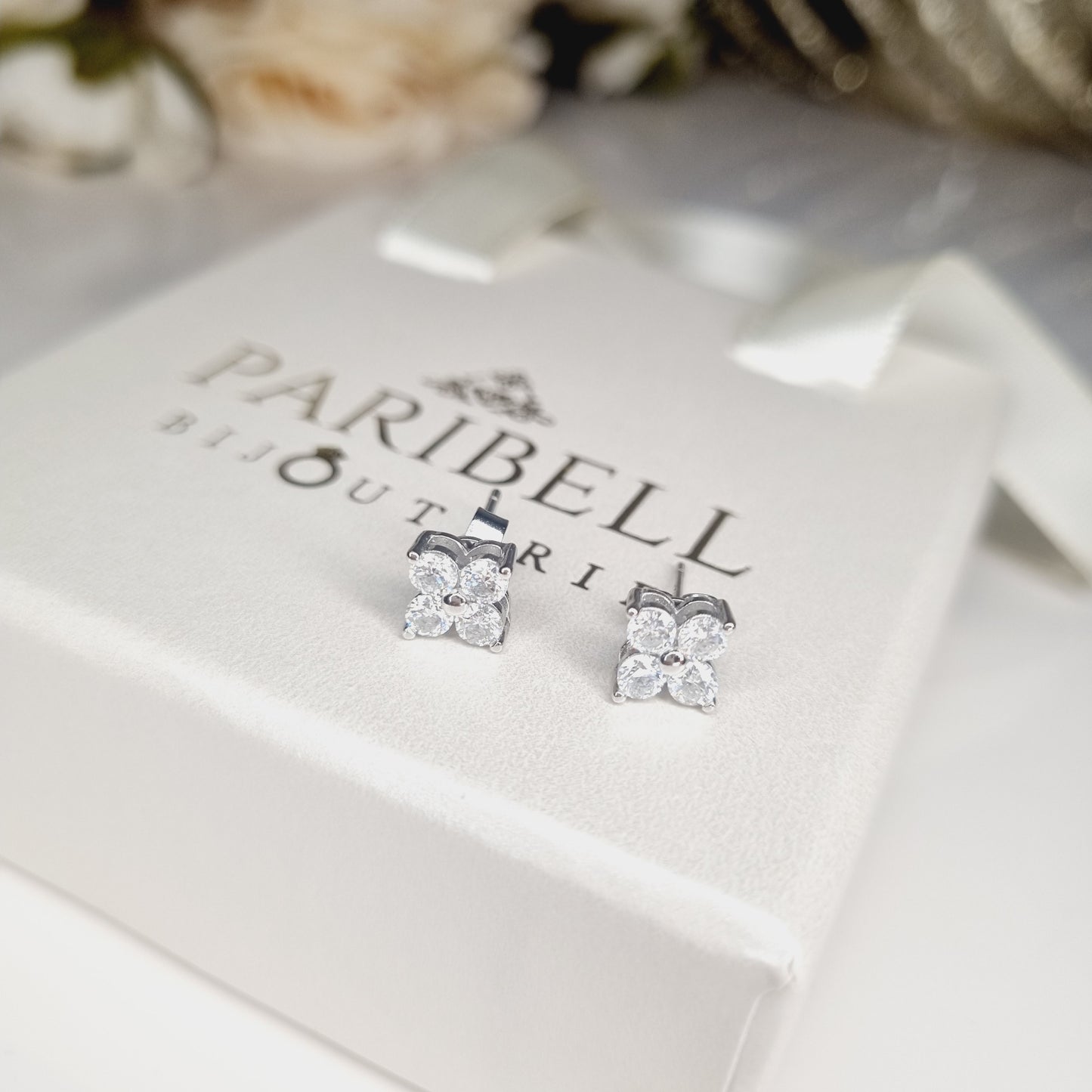 Photo de boucles d'oreilles en Moissanite de 3mm, incrustées en argent sterling S925, avec une brillance exceptionnelle et une finition élégante. Idéales pour des occasions spéciales comme les mariages ou anniversaires.