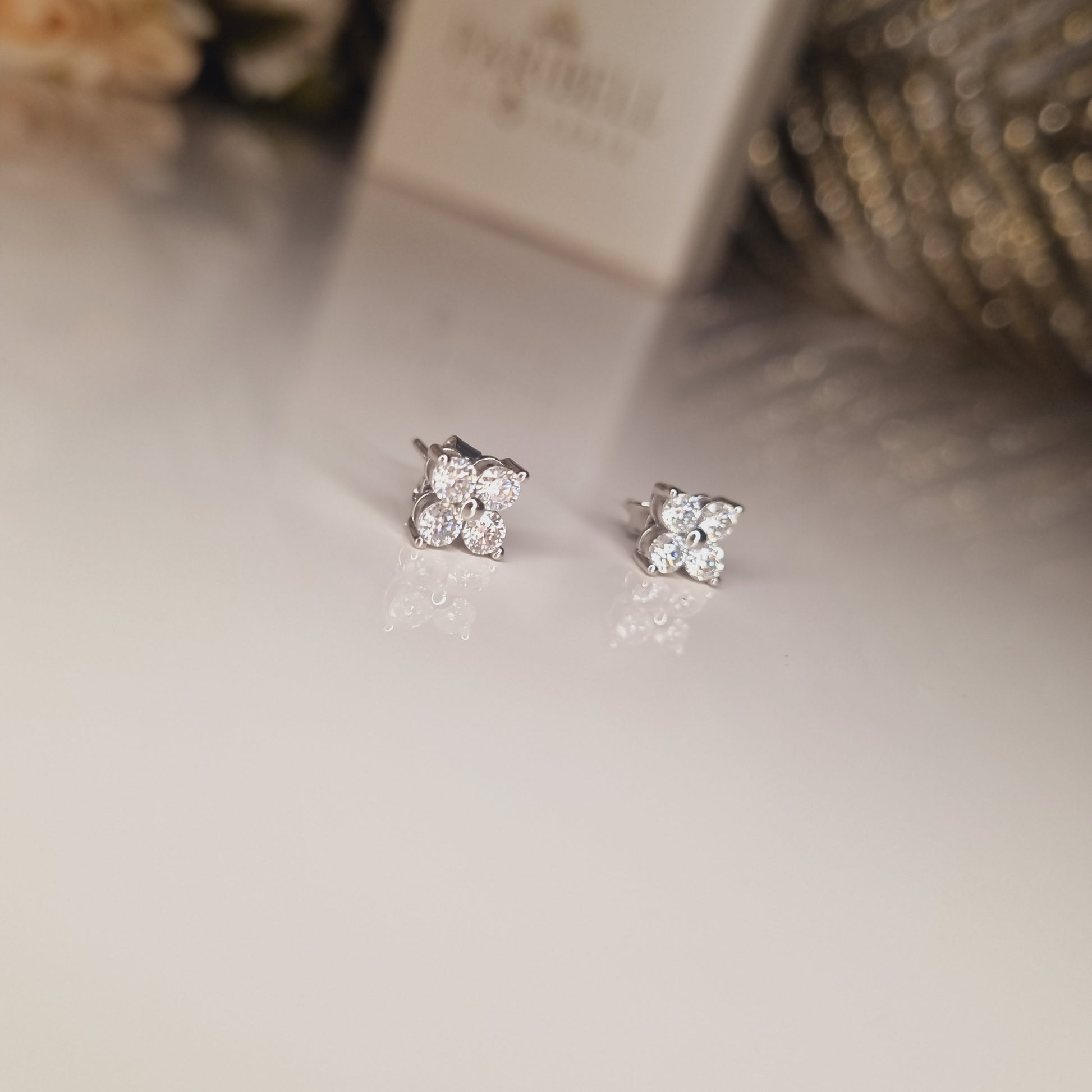 Photo de boucles d'oreilles en Moissanite de 3mm, incrustées en argent sterling S925, avec une brillance exceptionnelle et une finition élégante. Idéales pour des occasions spéciales comme les mariages ou anniversaires.