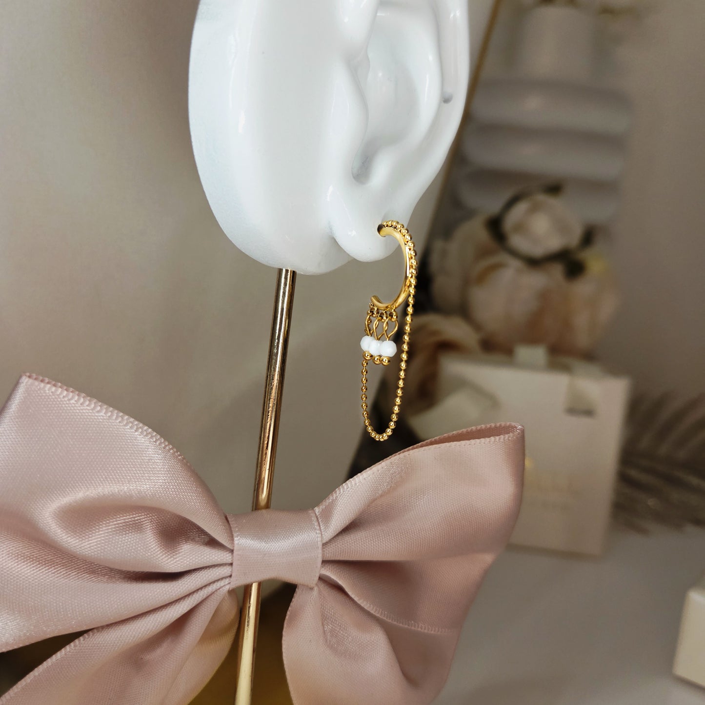 Paire de boucles d’oreilles anneaux avec chaîne fine et perles délicates