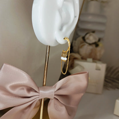 Paire de boucles d’oreilles anneaux avec chaîne fine et perles délicates