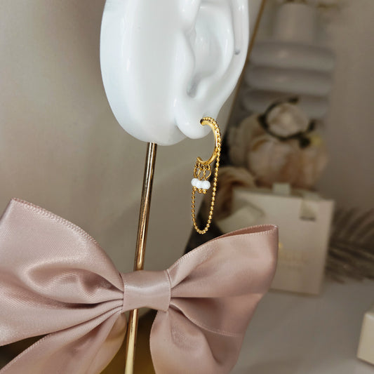 Paire de boucles d’oreilles anneaux avec chaîne fine et perles délicates