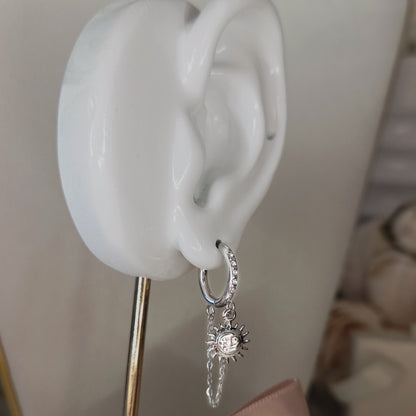 Paire de boucles d’oreilles anneaux avec chaînes pendantes et breloque soleil