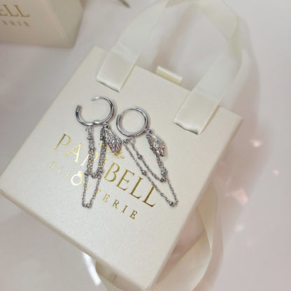 Paire de boucles d’oreilles anneaux avec chaînes fines pendantes et breloques élégantes