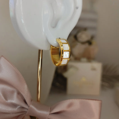 Paire de boucles d’oreilles anneaux larges avec incrustations nacrées et finition élégante
