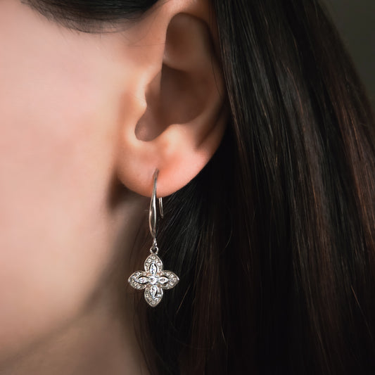 Boucles d’oreilles argentées en acier inoxydable pendantes en forme de fleur scintillante – Paribell