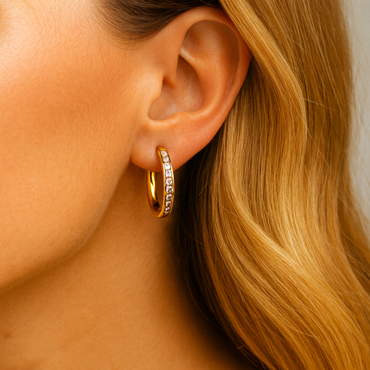 Boucles d’oreilles créoles en acier inoxydable doré avec zircons scintillants, bijoux féminins élégants et intemporels, parfaits pour le quotidien ou les grandes occasions.