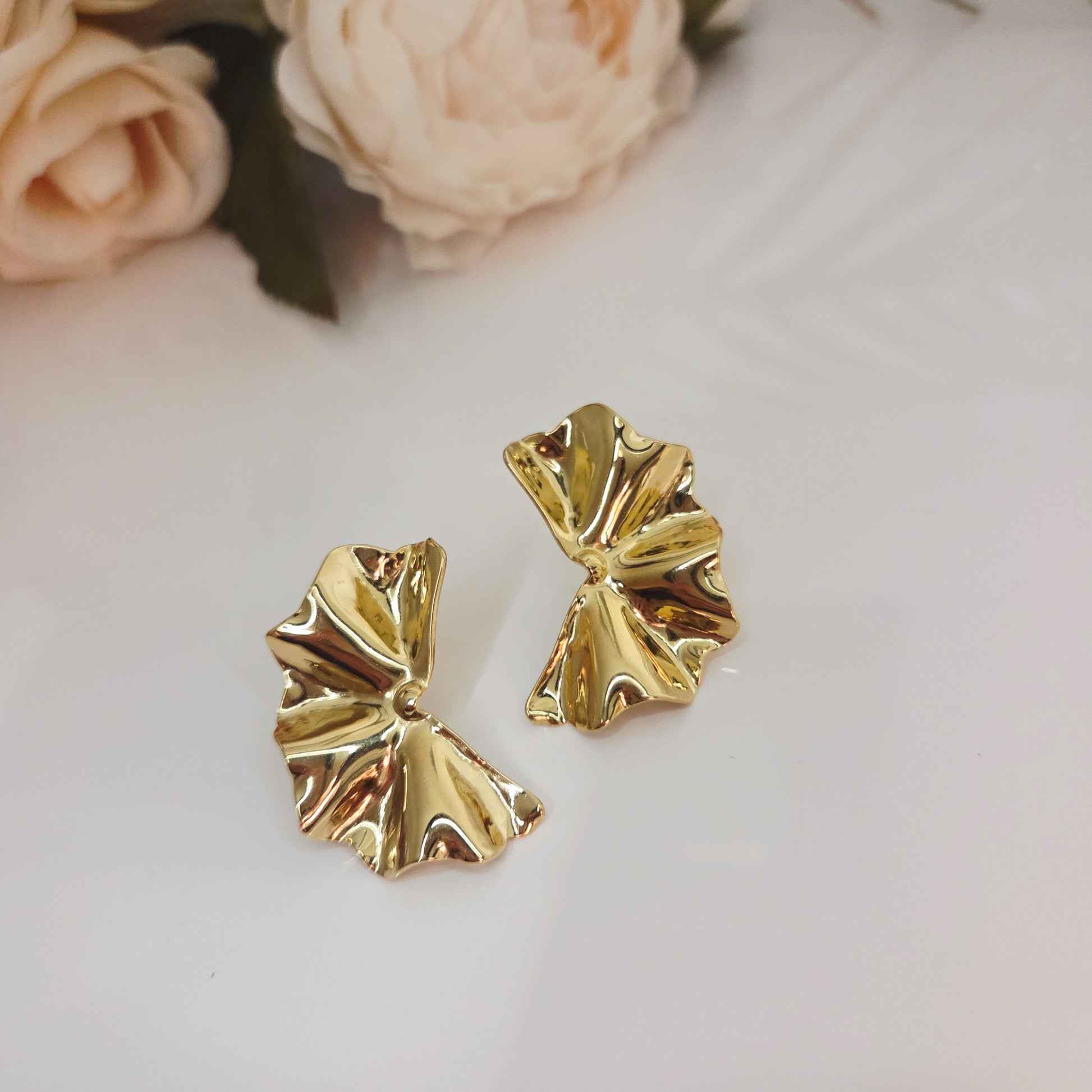 Boucles d’oreilles dorées sculptées au design organique effet drapé, bijou moderne et élégant