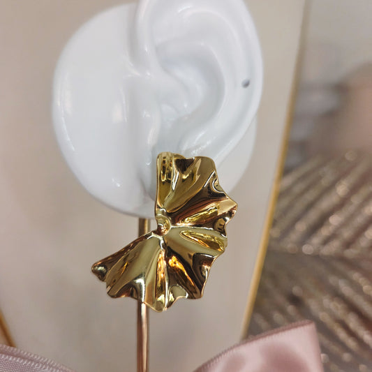 Boucles d’oreilles dorées sculptées au design organique effet drapé, bijou moderne et élégant