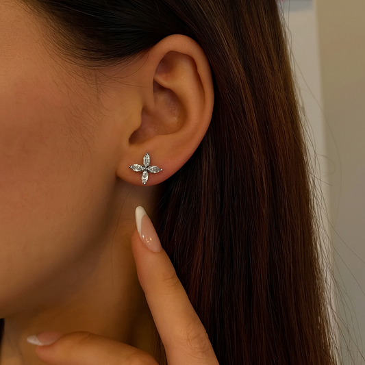 Boucles d’oreilles en forme de fleur à quatre pétales en zircons marquise, en acier inoxydable argenté, portées à l’oreille