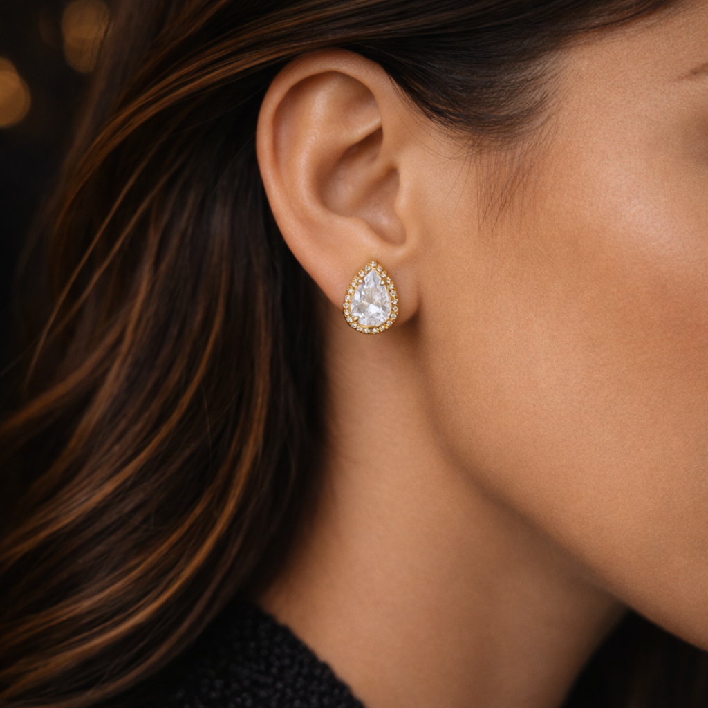 Boucles d’oreilles en forme de goutte avec pierre sertie portées à l’oreille, bijou élégant et raffiné