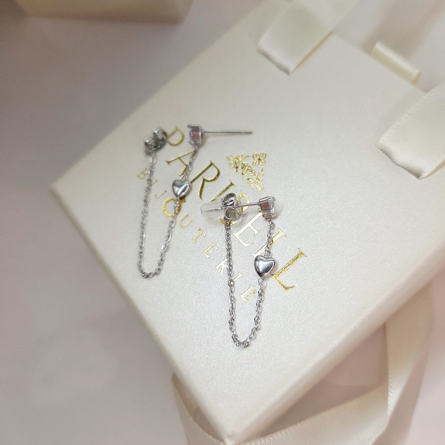 Paire de boucles d’oreilles pendantes avec strass et chaîne fine