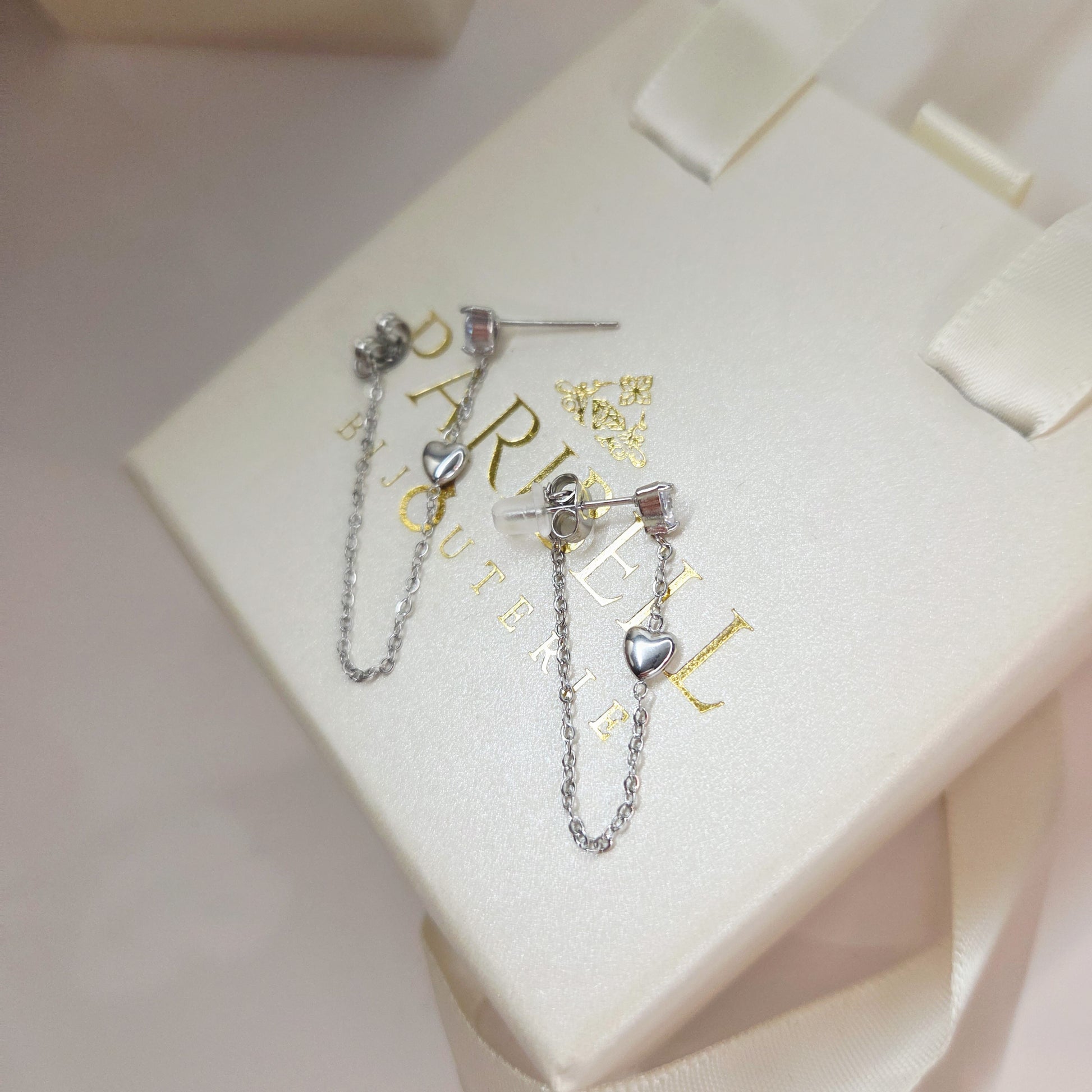 Paire de boucles d’oreilles pendantes avec strass et chaîne fine