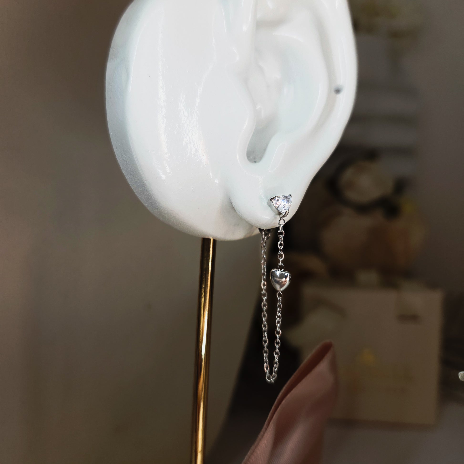 Paire de boucles d’oreilles pendantes avec strass et chaîne fine ornée d’un cœur