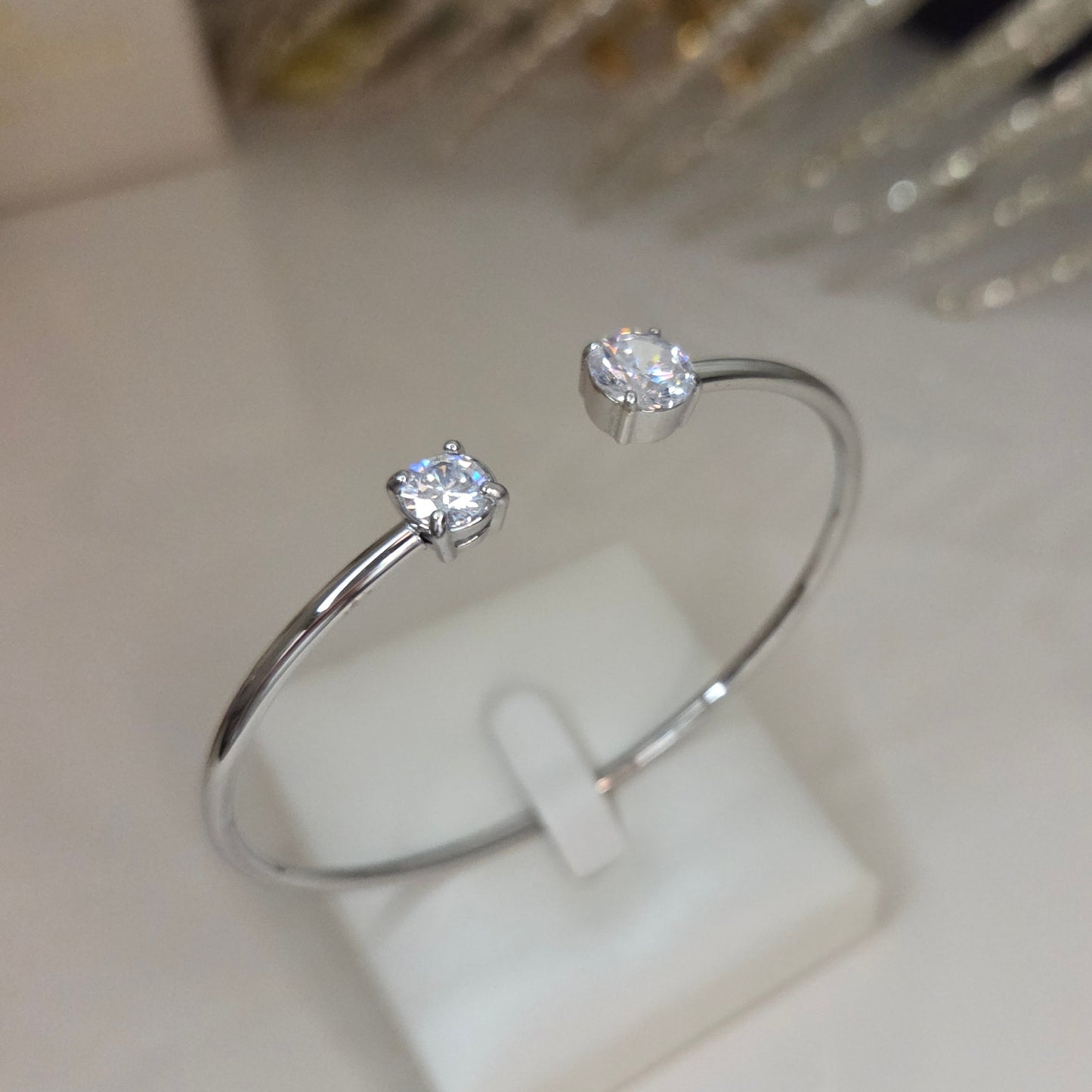 Bracelet ouvert minimaliste avec deux zircons en acier inoxydable