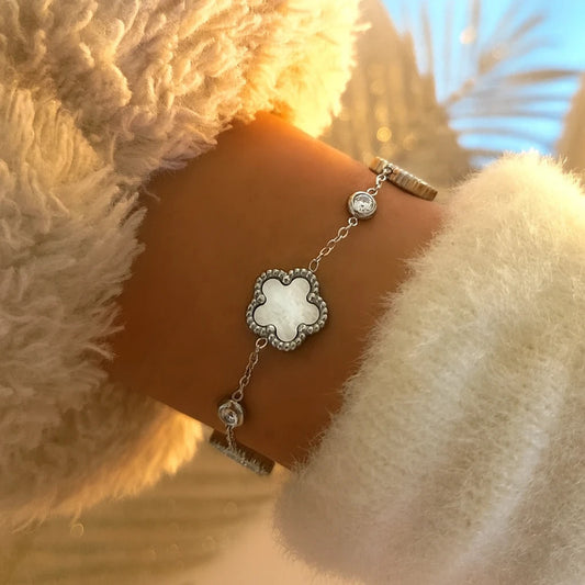 Bracelet argenté pour femme avec pendentif trèfle nacré, en acier inoxydable hypoallergénique. Bijou raffiné et ajustable, symbole de chance et d’élégance, parfait pour offrir ou se faire plaisir.