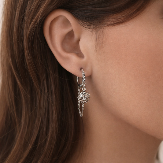 Paire de boucles d’oreilles anneaux avec chaînes et breloque soleil
