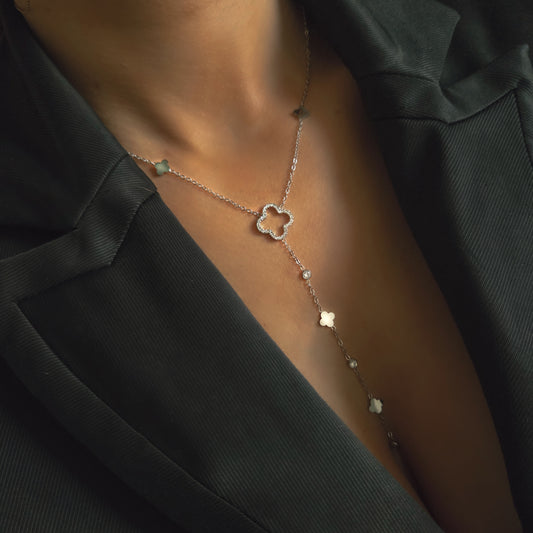 Collier argenté en acier inoxydable avec pendentif trèfle long raffiné – Paribell