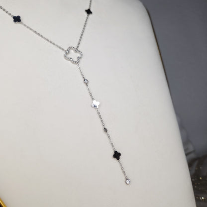 Collier argenté long moderne en acier inoxydable avec motif trèfle