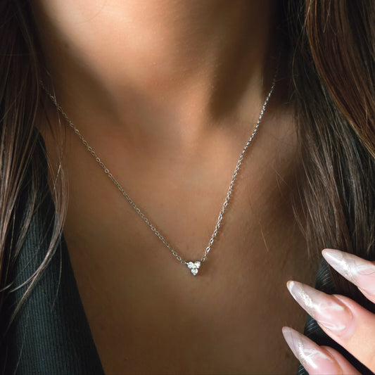 Collier argenté raffiné en acier inoxydable, pendentif trois pierres scintillantes