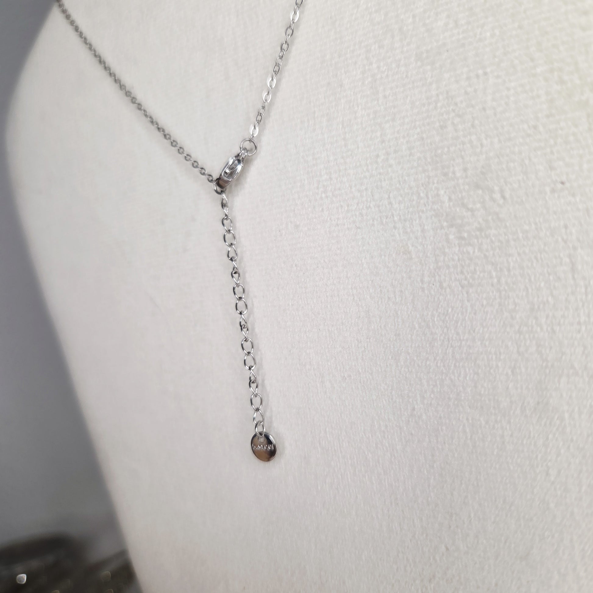 Collier argenté acier inoxydable – pendentif trèfle raffiné zoom sur la fermeture