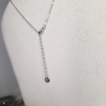 Collier argenté acier inoxydable – pendentif trèfle raffiné zoom sur la fermeture