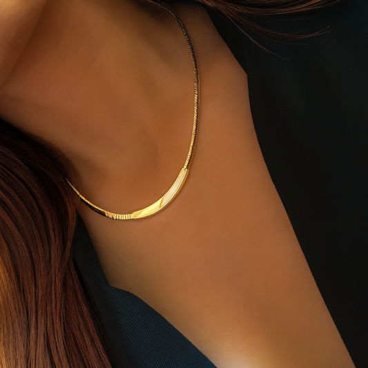 Collier en acier inoxydable avec barre incurvée bicolore dorée et argentée, porté au cou d’une femme