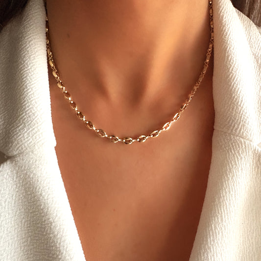 Son design intemporel apporte une sensation de confiance et de sophistication dès qu’on le porte.

Conçu en acier inoxydable, il résiste à l’eau, ne ternit pas et se porte aussi bien au quotidien que pour des occasions plus habillées. Il se suffit à lui-même pour un look chic, ou se combine facilement avec d’autres colliers pour un effet superposé tendance.

✨ Pourquoi on l’adore :

Design intemporel et moderne

Acier inoxydable résistant à l’eau

Confortable, léger et durable

Facile à assortir 