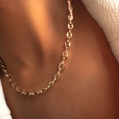 Minimaliste mais affirmé, ce collier à maillons ovales est la pièce parfaite pour structurer une tenue avec élégance.