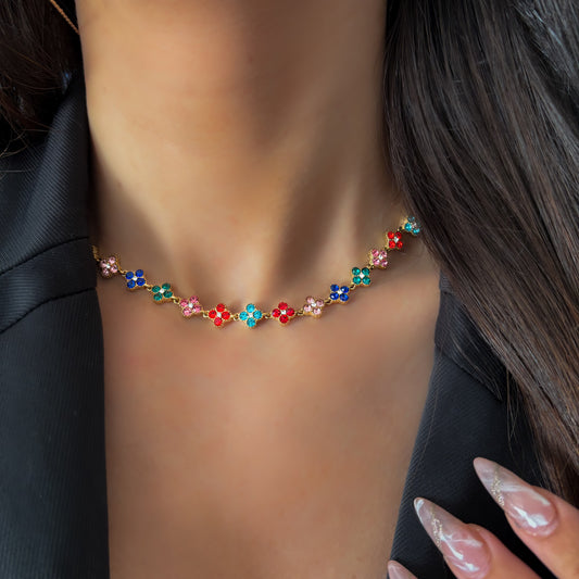 Collier doré en acier inoxydable avec fleurs incrustées de zircons multicolores brillants