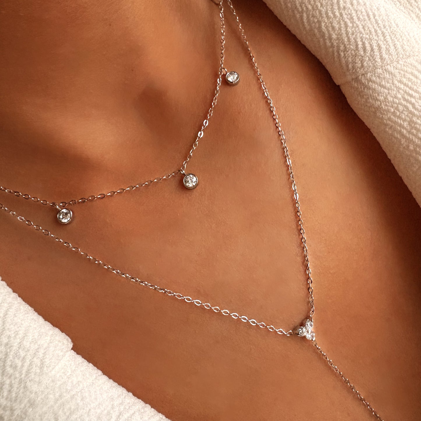 Collier double rang avec pendentifs sertis en acier inoxydable vue de près 