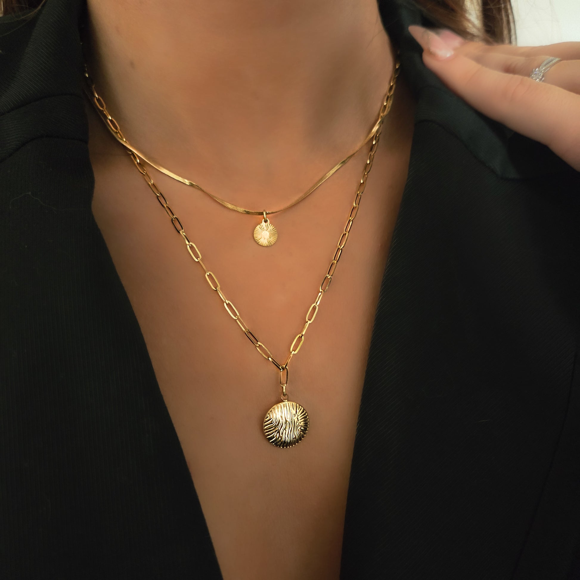 Collier double rang en acier inoxydable doré, composé d’une chaîne serpent et d’une chaîne à maillons avec médaillons solaires gravés, bijou tendance pour femme.