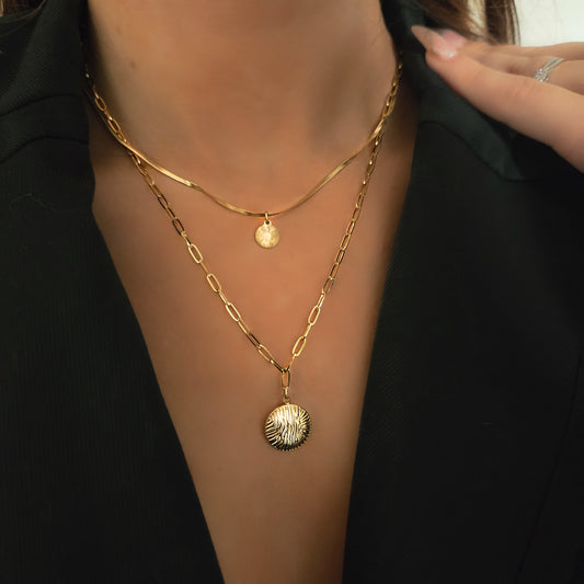 Collier double rang en acier inoxydable doré, composé d’une chaîne serpent et d’une chaîne à maillons avec médaillons solaires gravés, bijou tendance pour femme.