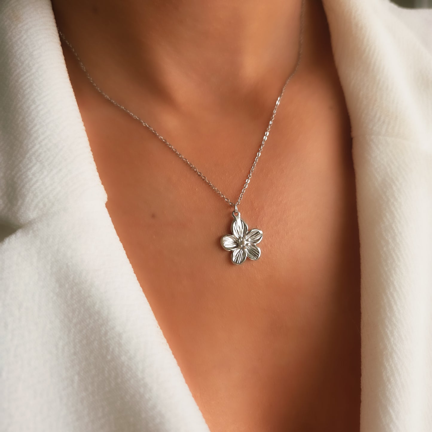 Collier pendentif fleur au design minimaliste et raffiné. Un bijou féminin et intemporel parfait pour sublimer le décolleté.