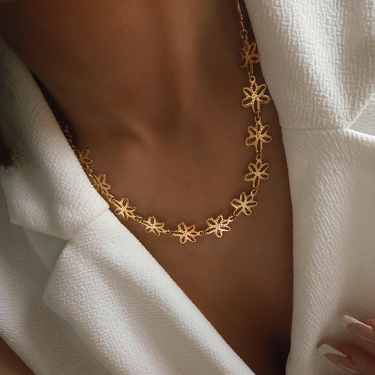 Collier à fleurs délicates porté au cou, bijou élégant et féminin