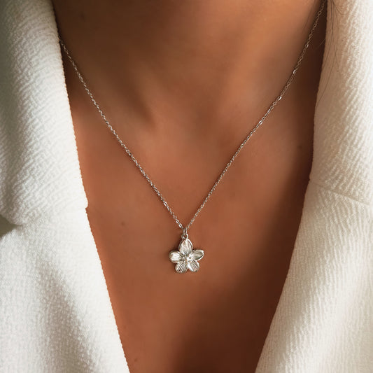 Collier pendentif fleur minimaliste porté au cou, bijou floral élégant et raffiné