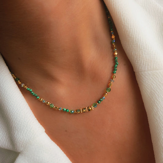Collier perles vertes et dorées porté au cou, bijou bohème chic lumineux