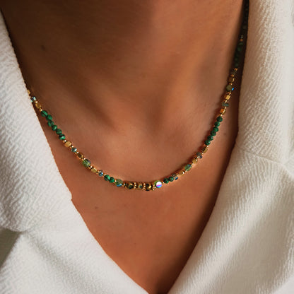 Collier perles vertes et dorées au design bohème chic. Un bijou lumineux et élégant parfait pour sublimer vos tenues estivales.