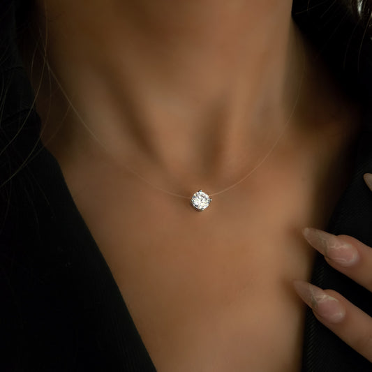 Collier ras-de-cou effet invisible avec fil transparent et zircon rond scintillant, bijou minimaliste et élégant pour femme, idéal au quotidien ou en soirée.