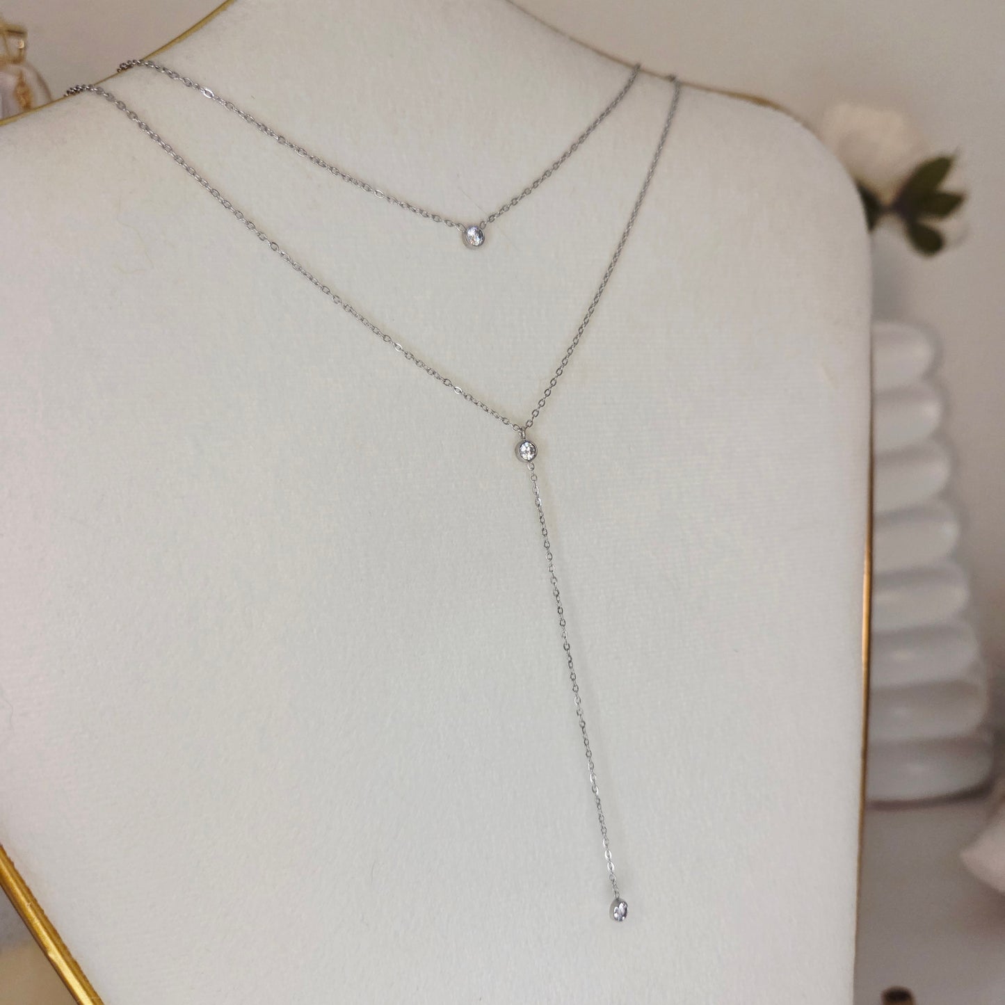 Ce magnifique collier très classe élégant et fin est en acier inoxydable. Avec son design double et sautoir il s'agit parfaitement à des tenues classe ou des tenues de fête parfait comme idée cadeau de Noël parfait également comme idée look réveillon