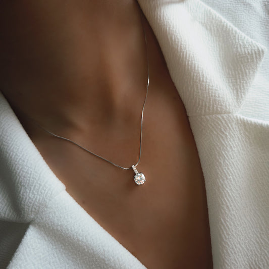 Collier solitaire porté au cou, bijou minimaliste et élégant