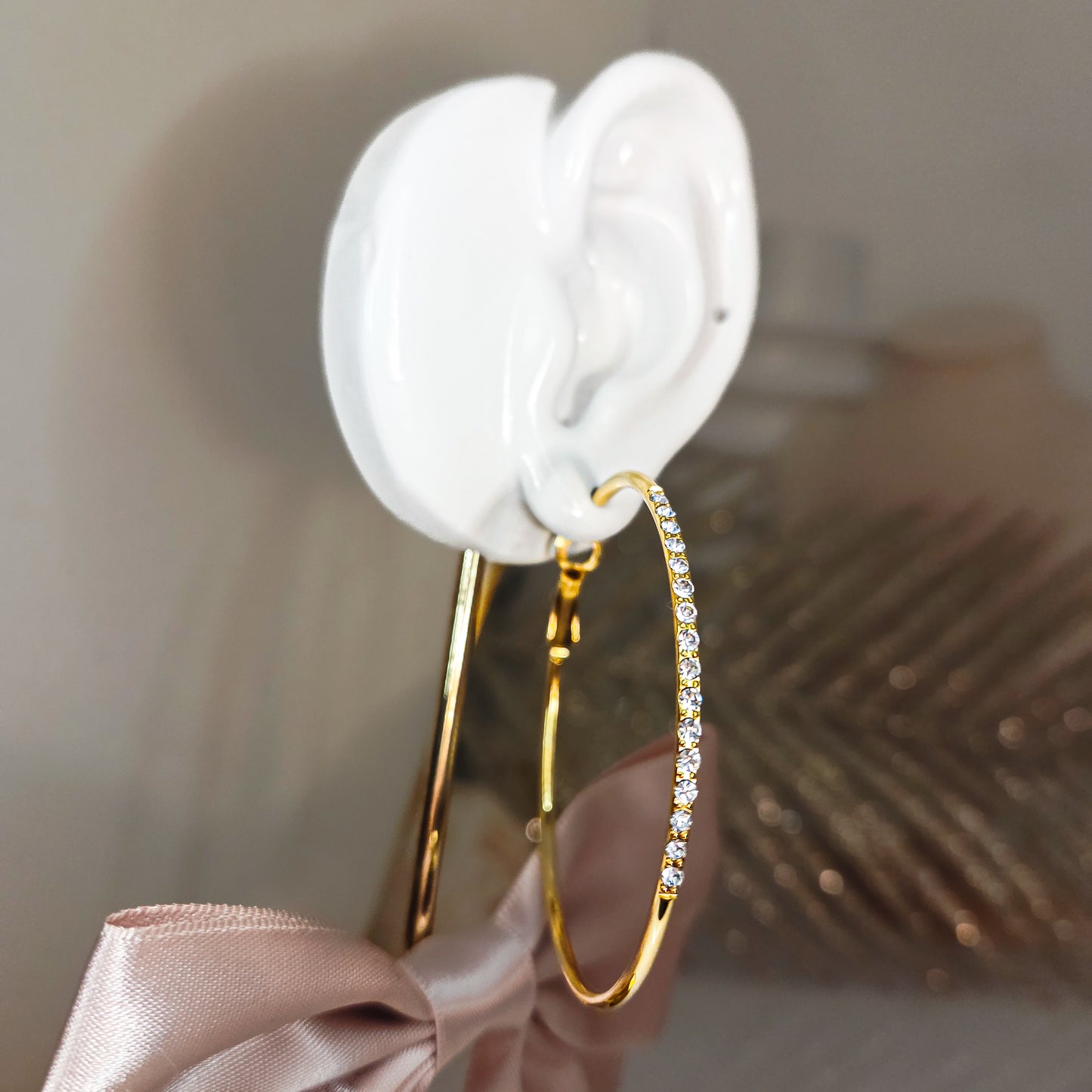 Créoles dorées fines pavées de cristaux brillants, boucles d’oreilles élégantes et lumineuses