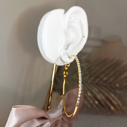 Créoles dorées fines pavées de cristaux brillants, boucles d’oreilles élégantes et lumineuses