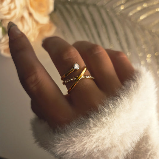 ague dorée multi-rangs avec strass brillants portée au doigt