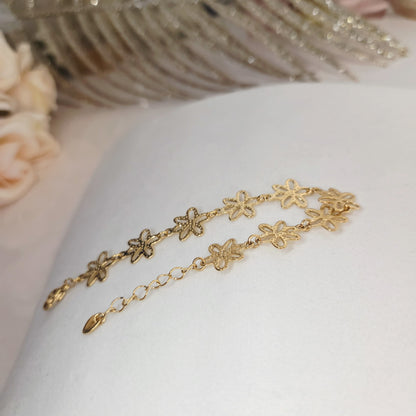 Vue rapprochée des attaches entre les fleurs, montrant la souplesse du bracelet et la fluidité du mouvement.