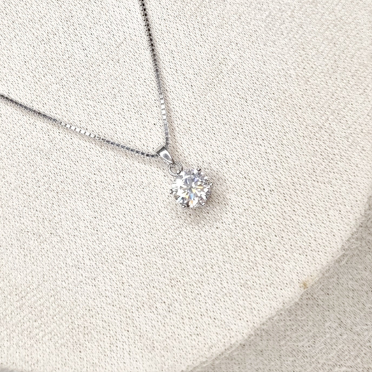 Zoom sur la pierre précieuse du collier argenté en argent sterling et sa pierre précieuse moissanite