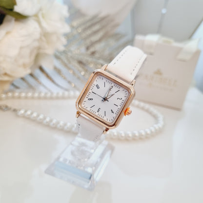 Montre à cadran carré doré raffiné, son bracelet en cuir fin de 6 mm ajustable et sa légèreté (19 g), elle est le parfait équilibre entre sophistication et confort. Cadeau aprfait qui fera des heureuses.