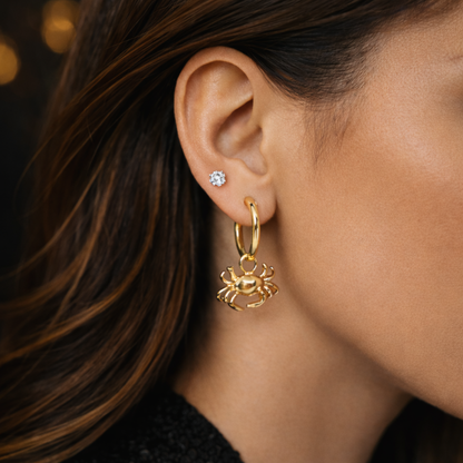 Boucles d’oreilles anneaux avec pendentif crabe doré