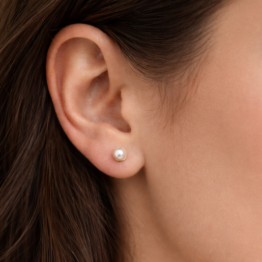 Paire de boucles d’oreilles puces avec perles portées à l’oreille, bijou minimaliste élégant et discret